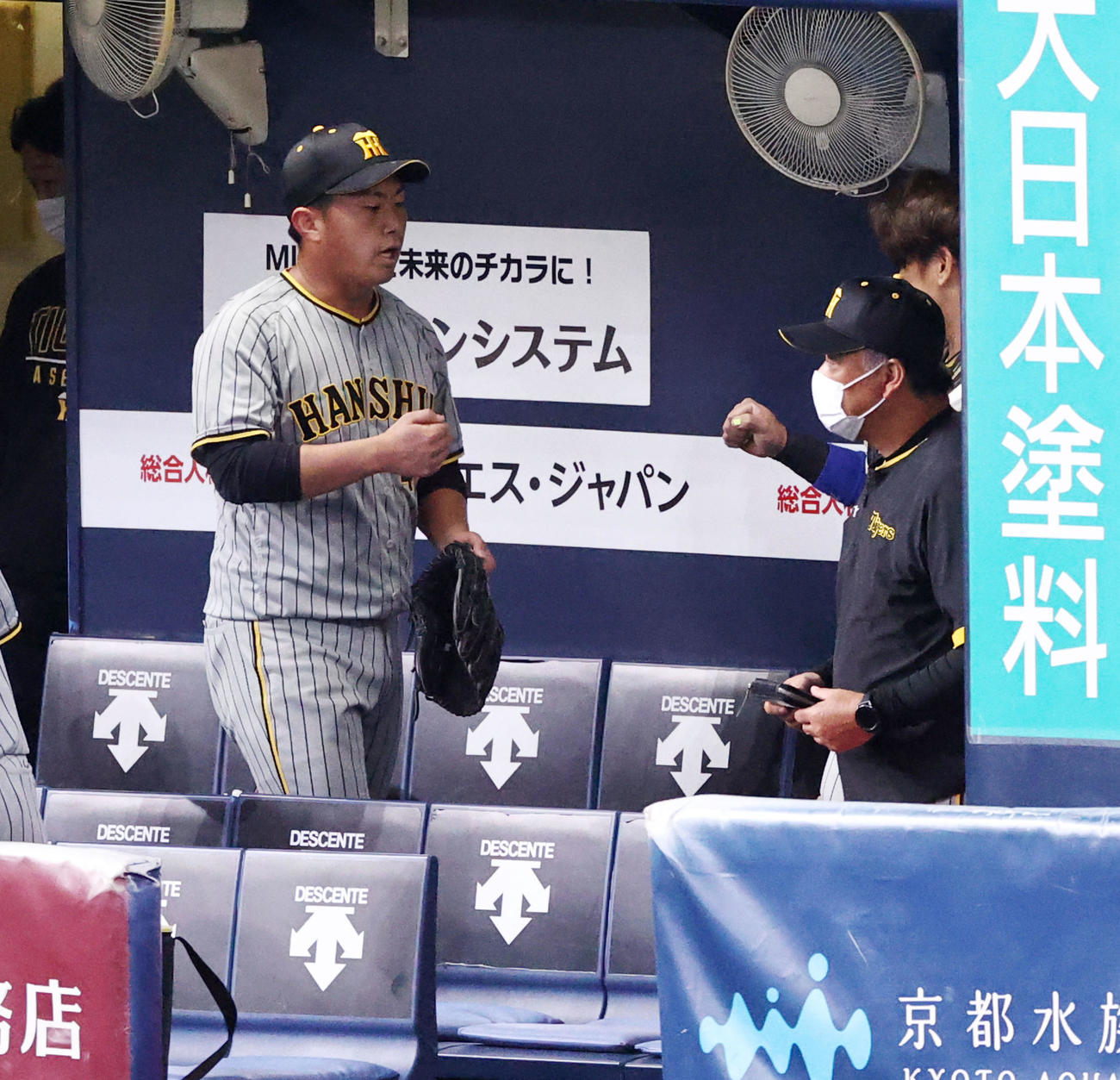 オリックス対阪神　4回裏オリックス2死二塁、桐敷は無失点で登板を終えベンチで梅野（右）とタッチする（撮影・加藤哉）