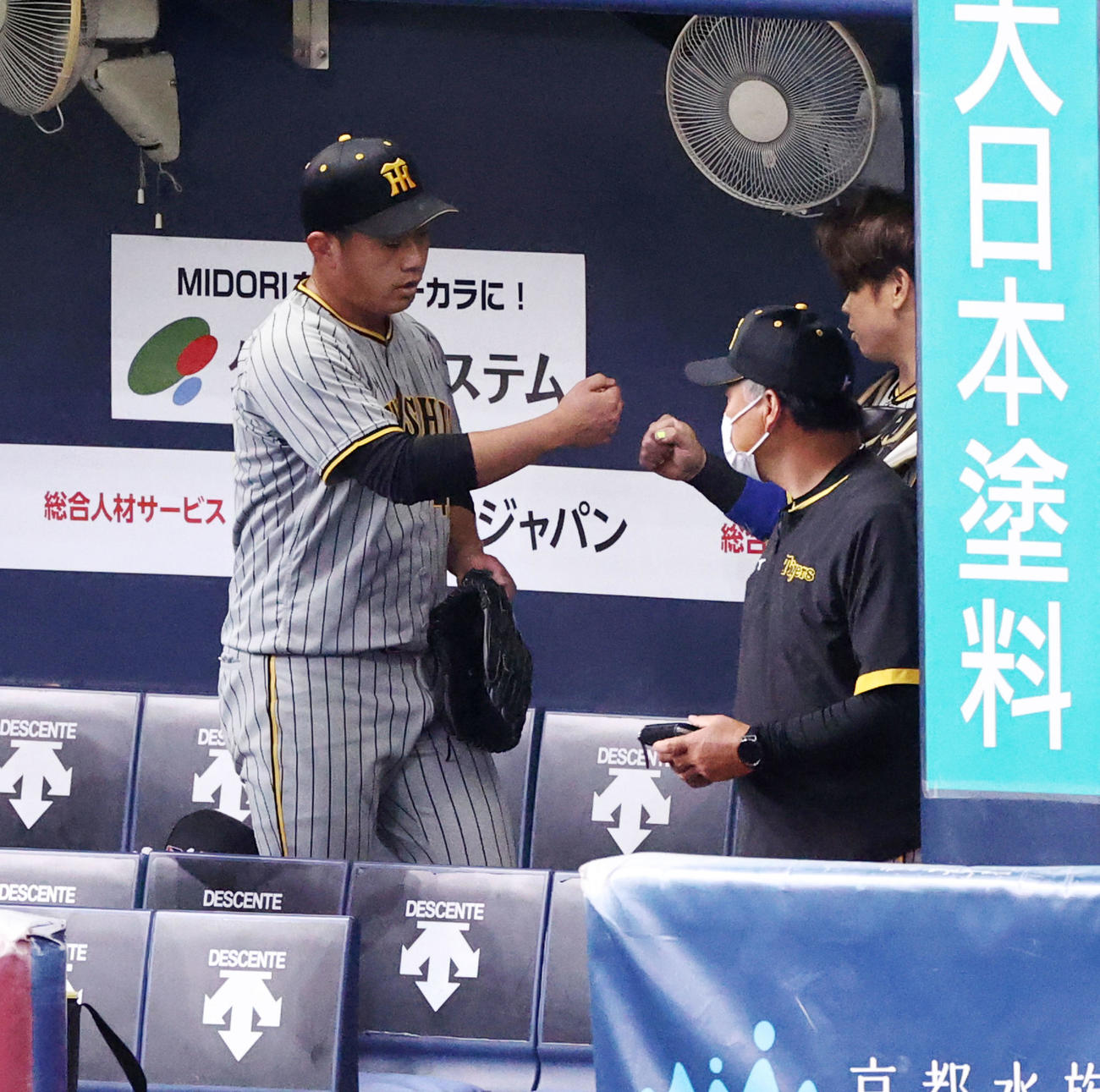 オリックス対阪神　4回裏オリックス2死一塁、桐敷は無失点で登板を終えベンチで梅野（右）とタッチする（撮影・加藤哉）