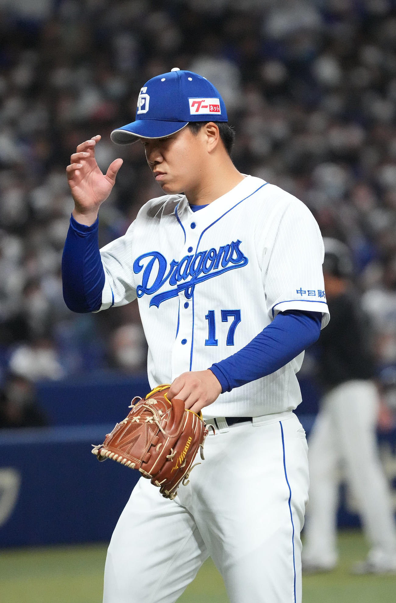 オープン戦中日対ロッテ　1回表ロッテ攻撃終了、ベンチへ戻る中日先発の柳（撮影・森本幸一）