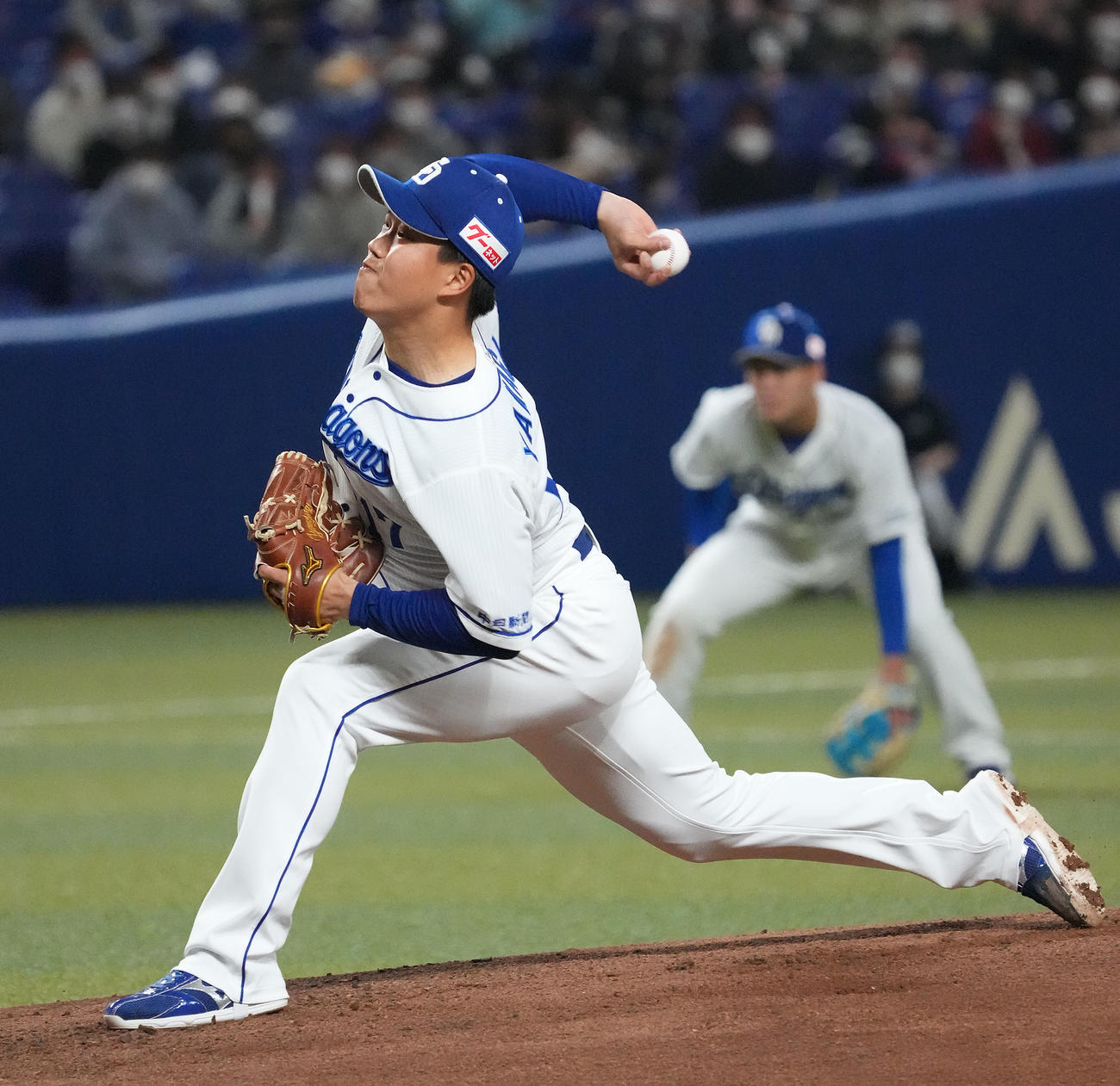 オープン戦中日対ロッテ　1回表、登板する中日先発の柳（撮影・森本幸一）