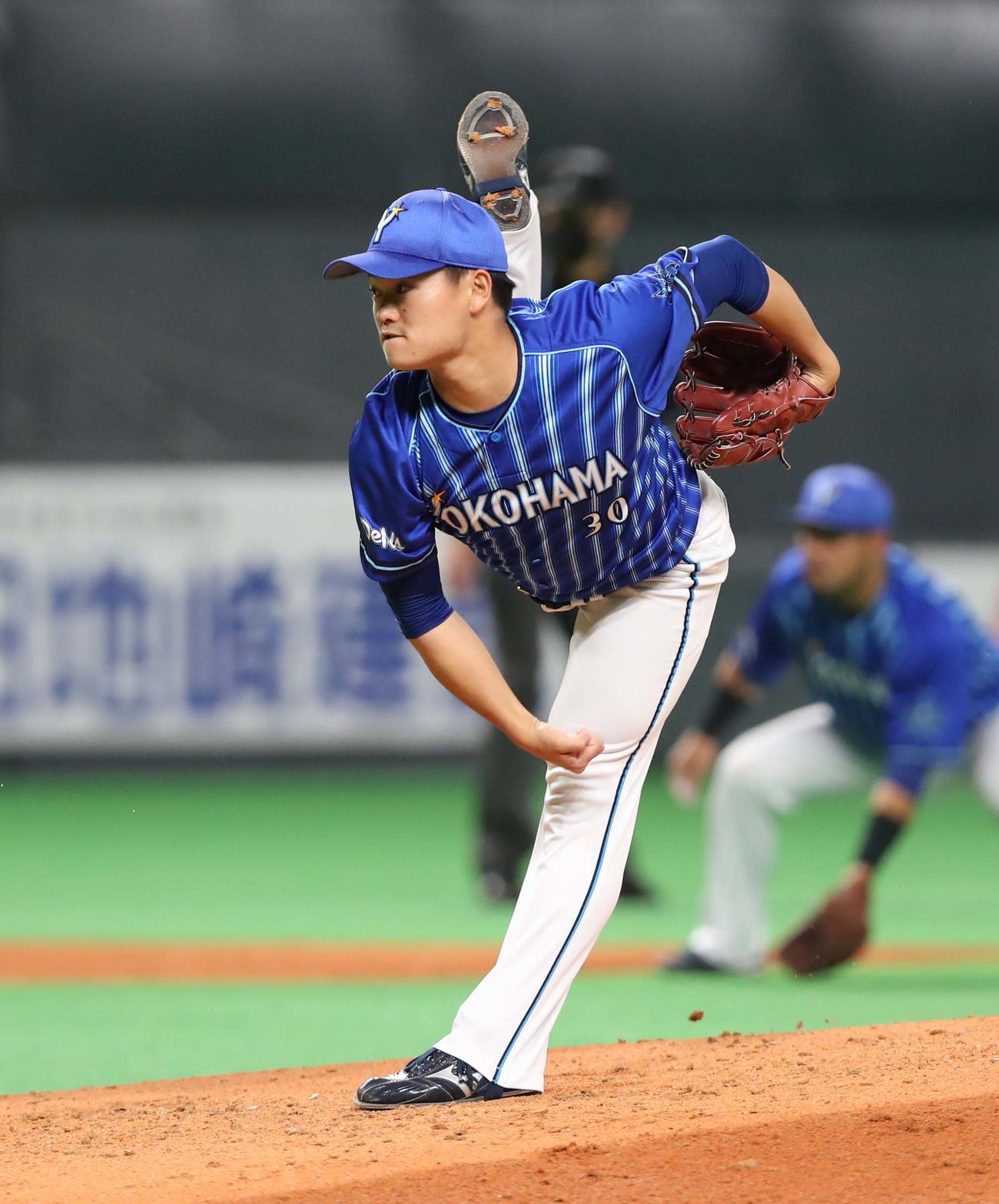 日本ハム対DeNA 5回に登板の三浦（撮影・黒川智章）