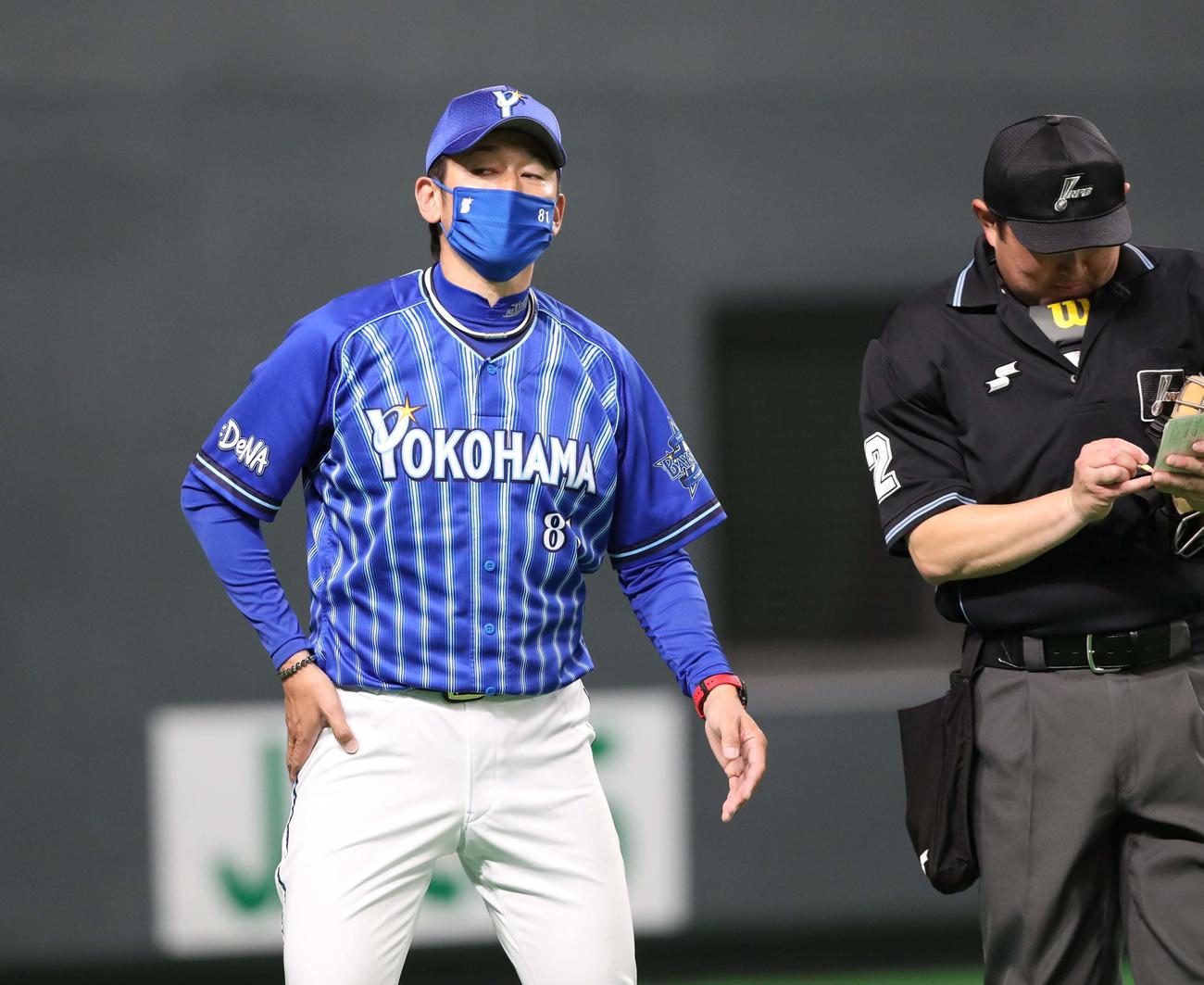 日本ハム対DeNA　投手交代を告げる三浦監督（撮影・黒川智章）