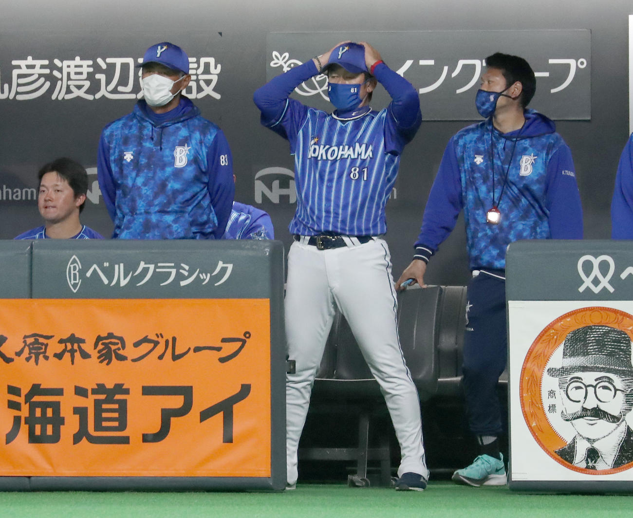 日本ハム対DeNA　ベンチで頭をかかえるDeNA三浦監督（撮影・佐藤翔太）