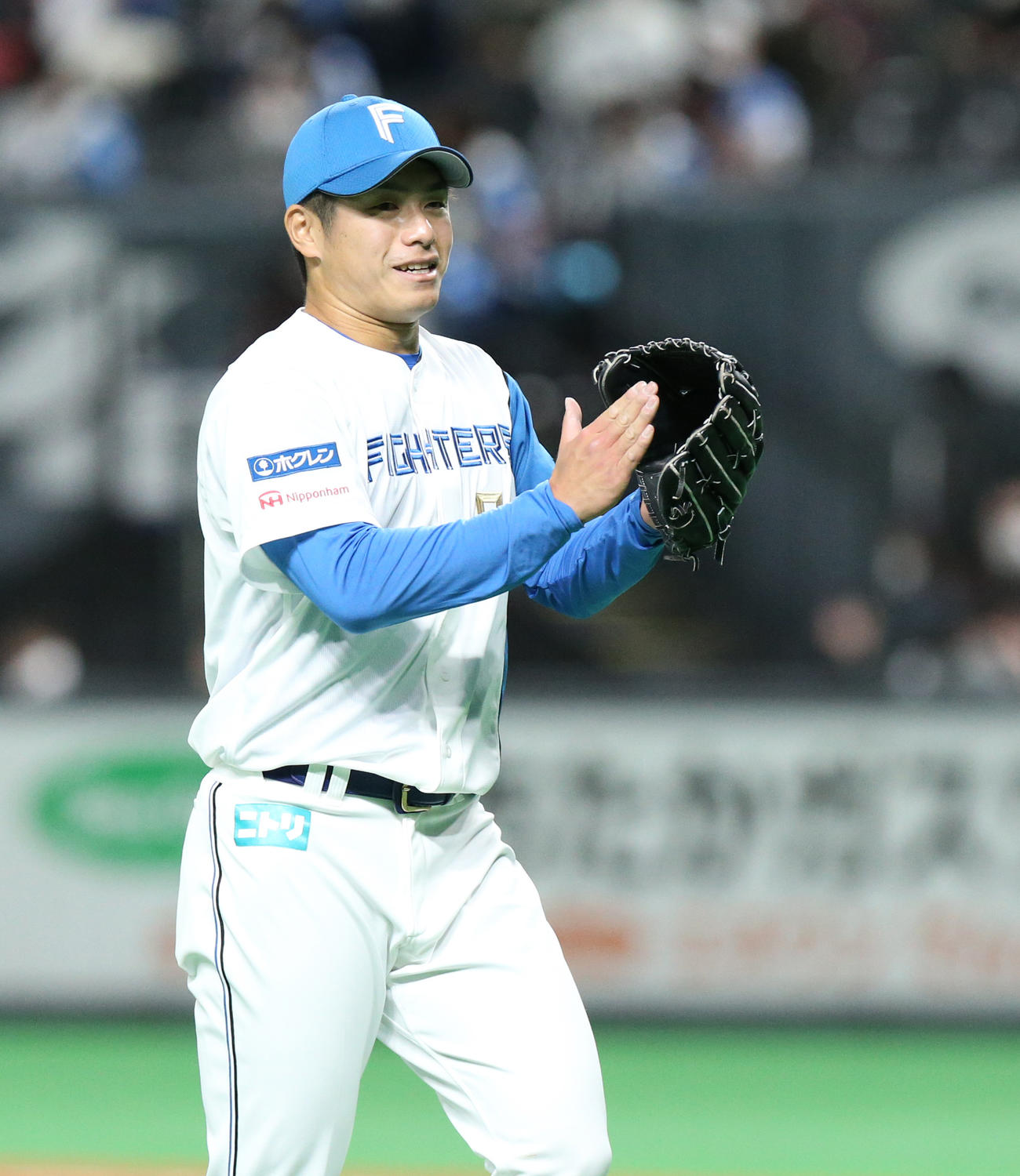 日本ハム対DeNA 6回表を無失点に抑え笑顔でグラブをたたきながらベンチに戻る日本ハム古川侑（撮影・佐藤翔太）