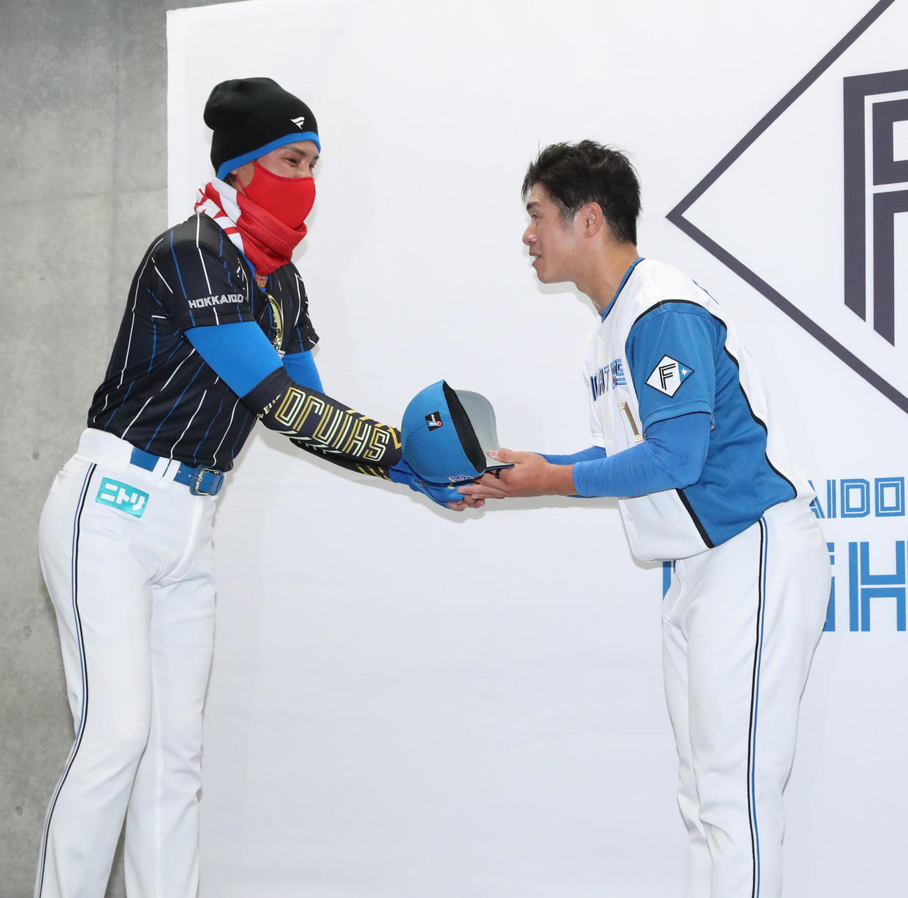 日本ハム対DeNA　支配下登録会見を終え握手を交わす日本ハム新庄監督（左）と古川侑（撮影・佐藤翔太）