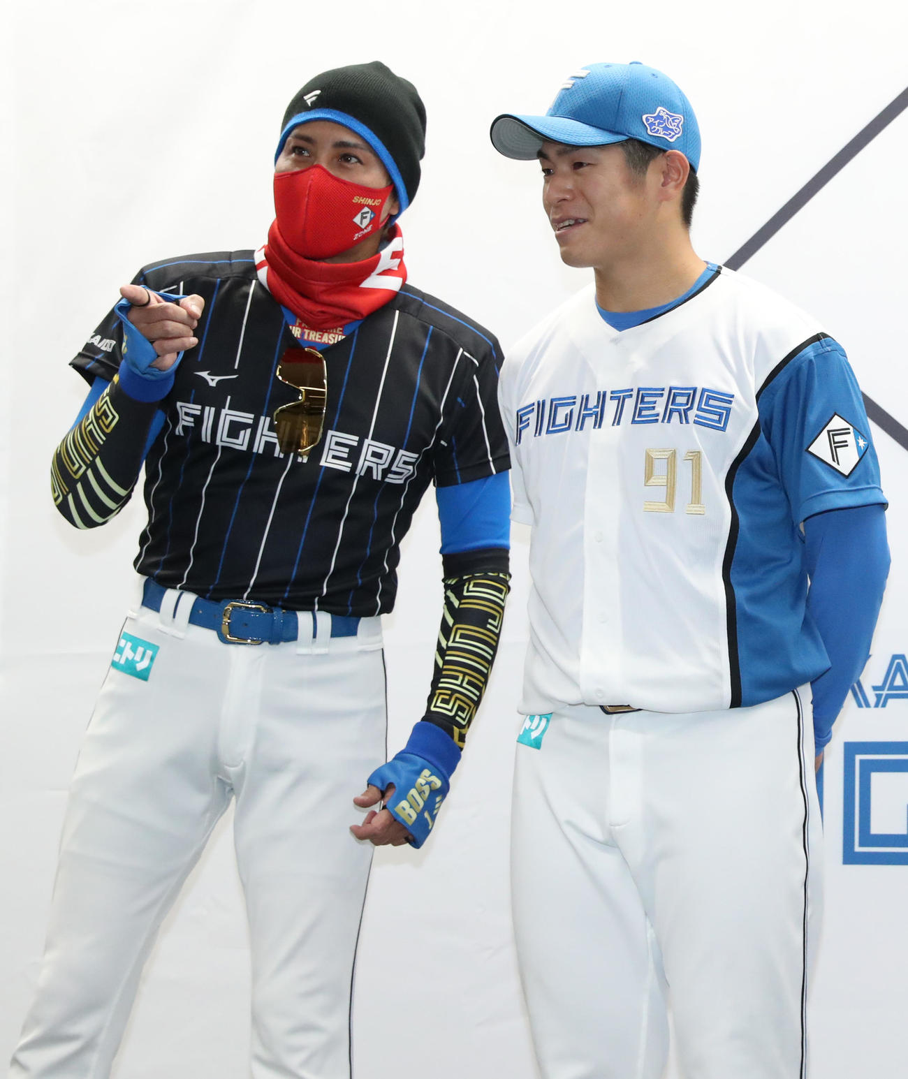 日本ハム対DeNA　支配下登録会見で会話する日本ハム新庄監督（左）と古川侑（撮影・佐藤翔太）