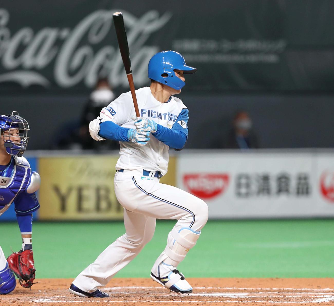 日本ハム対DeNA 7回裏日本ハム無死一塁、右翼線に二塁打を放つ清宮（撮影・黒川智章）
