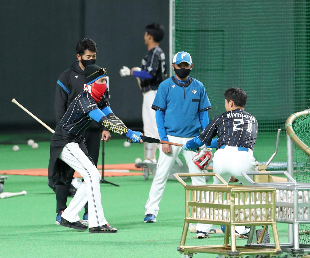 日本ハム対DeNA　試合前、日本ハム新庄監督（左手前）は清宮に打撃指導をする（撮影・佐藤翔太）