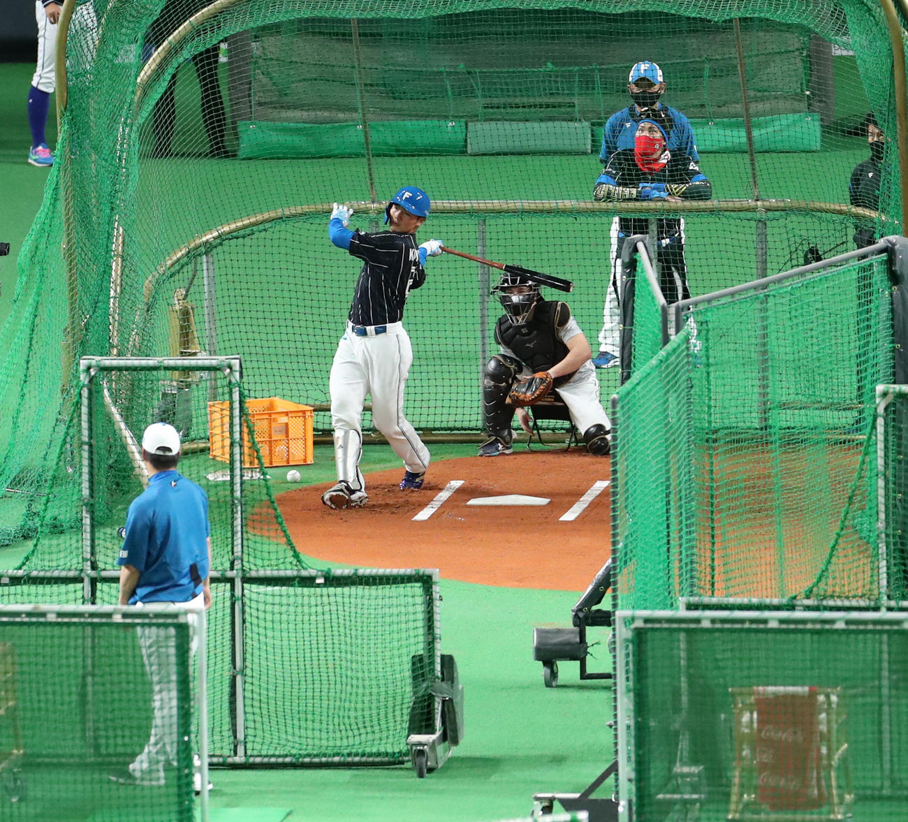 日本ハム対DeNA　試合前、日本ハム清宮（中央）の打球を見つめる新庄監督（撮影・佐藤翔太）