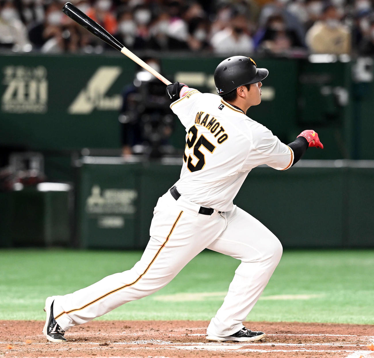 巨人対楽天　8回裏巨人2死、左越えにソロ本塁打を放つ岡本和（撮影・たえ見朱実）