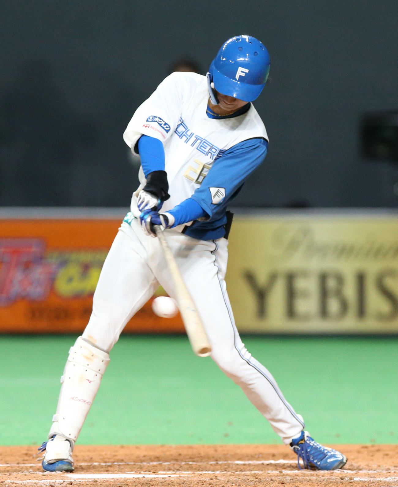 日本ハム対DeNA 4回裏日本ハム無死一塁、浅間は左前打を放つ（撮影・佐藤翔太）