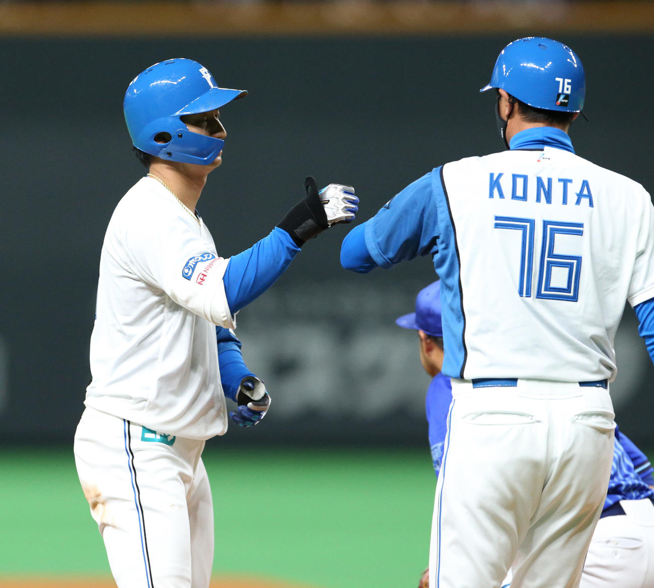 日本ハム対DeNA 1回裏日本ハム2死一塁、浅間は同点となる適時二塁打を放ちガッツポーズをする（撮影・佐藤翔太）