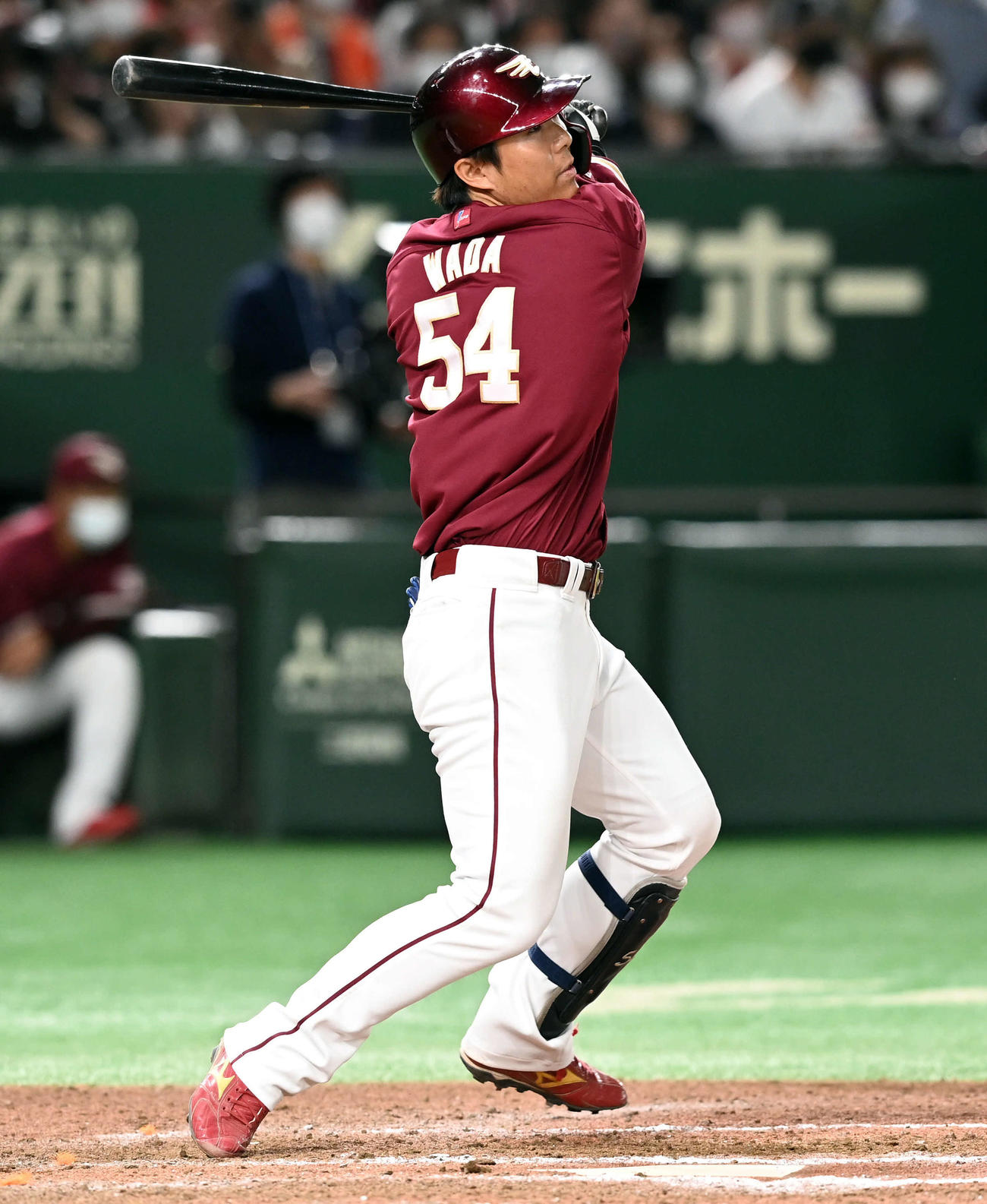 巨人対楽天　8回表楽天1死、右越えにソロ本塁打を放つ和田（撮影・たえ見朱実）