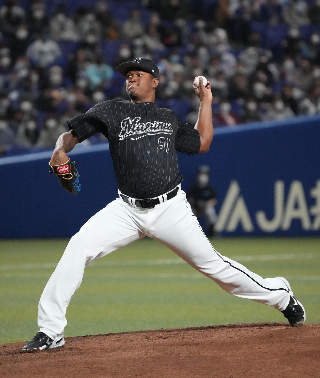 オープン戦中日対ロッテ　1回裏、登板するロッテ先発のロメロ（撮影・森本幸一）