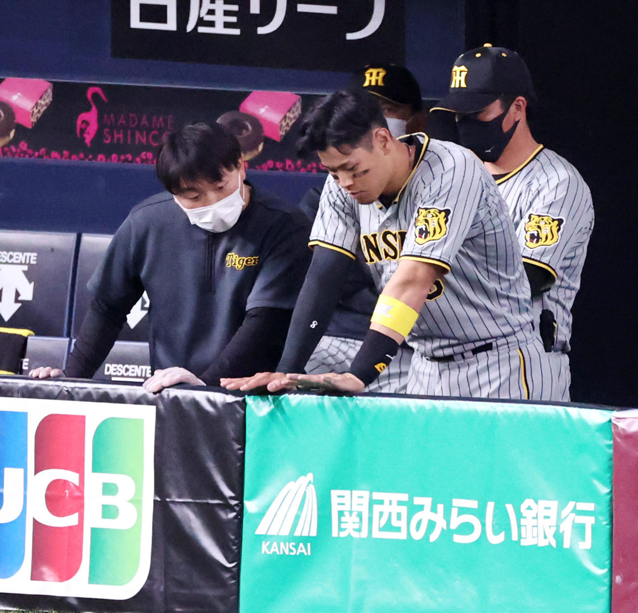 オリックス対阪神　6回表阪神2死、佐藤輝はグリップ付近にボールを当てベンチへ戻るとトレーナーから確認を受ける（撮影・加藤哉）