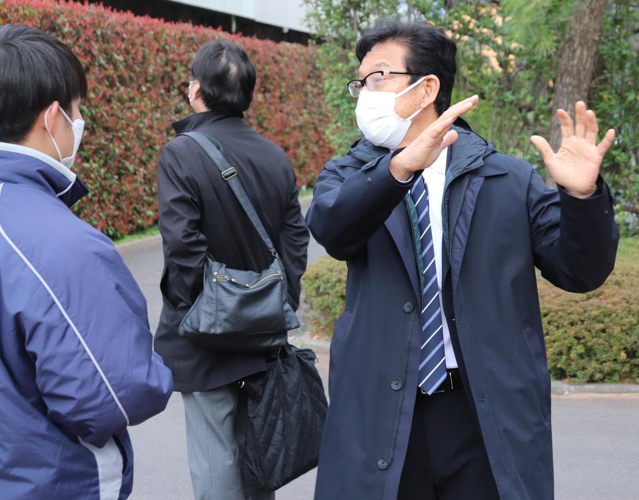 立大と日体大のオープン戦を視察後、立大関係者と話す侍ジャパン栗山監督（右）（撮影・古川真弥）