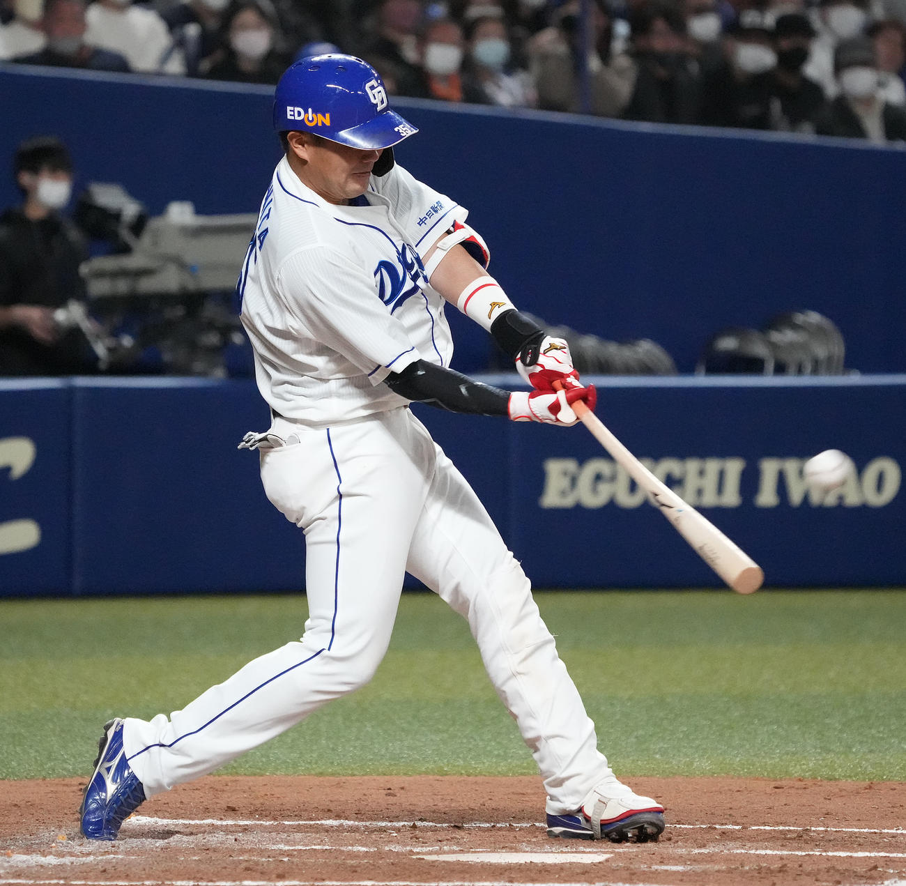 オープン戦中日対ロッテ　3回裏中日2死一、二塁、左越え3点本塁打を放つ木下（撮影・森本幸一）