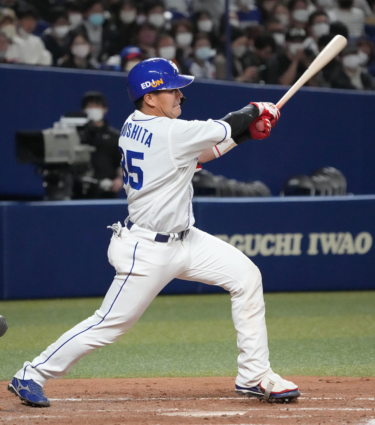 オープン戦中日対ロッテ　5回裏中日2死一、三塁、左前適時打を放つ木下（撮影・森本幸一）