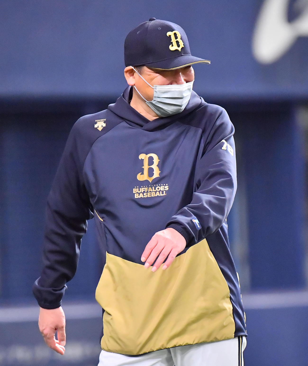 オリックス対阪神　6回を終え、笑顔で選手の交代を告げるオリックス中嶋監督（撮影・和賀正仁）