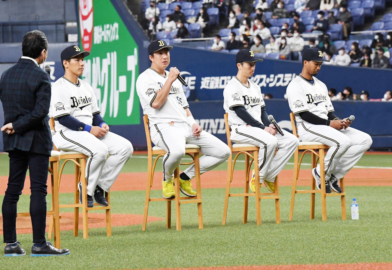 出陣式2022選手トークショーで決意を語る（左から）吉田正尚、杉本裕太郎、福田周平、宗（撮影・前岡正明）