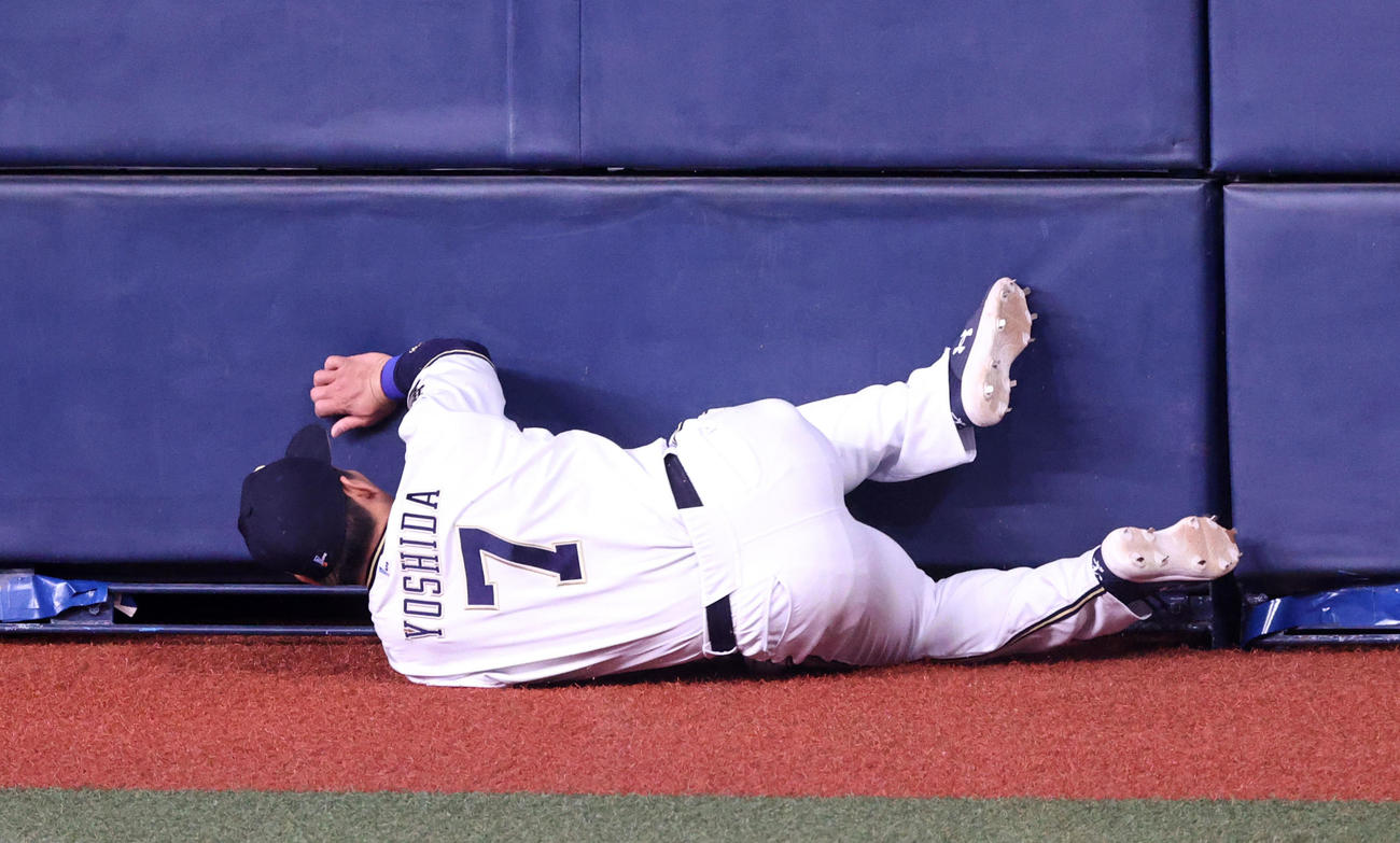 オリックス対阪神　3回表阪神1死、吉田正は中野の飛球を追ったが捕球出来ず（撮影・加藤哉）