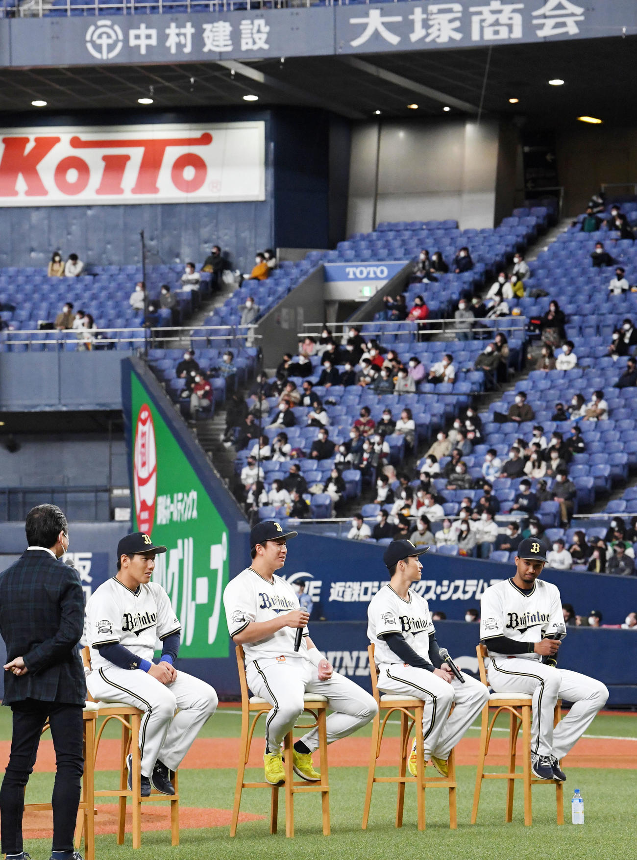 出陣式2022選手トークショーで決意を語る（左から）吉田正尚、杉本裕太郎、福田周平、宗（撮影・前岡正明）