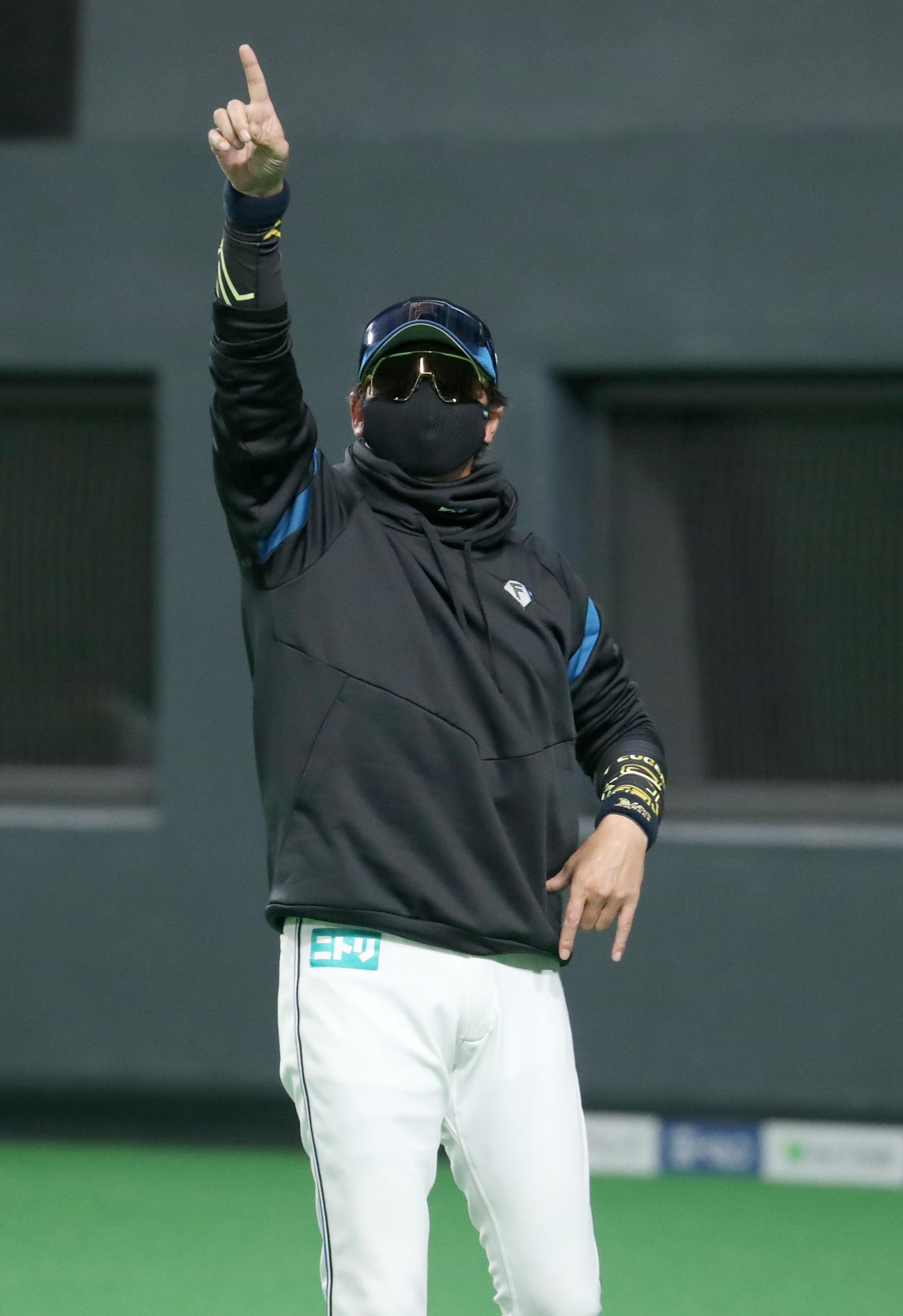 日本ハム対DeNA　選手交代を告げスタンド応援席のファンに向かってポーズを決める日本ハム新庄監督（撮影・佐藤翔太）