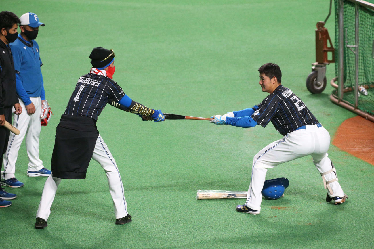 日本ハム対DeNA　清宮（右）に打撃指導をする日本ハム新庄監督（撮影・黒川智章）