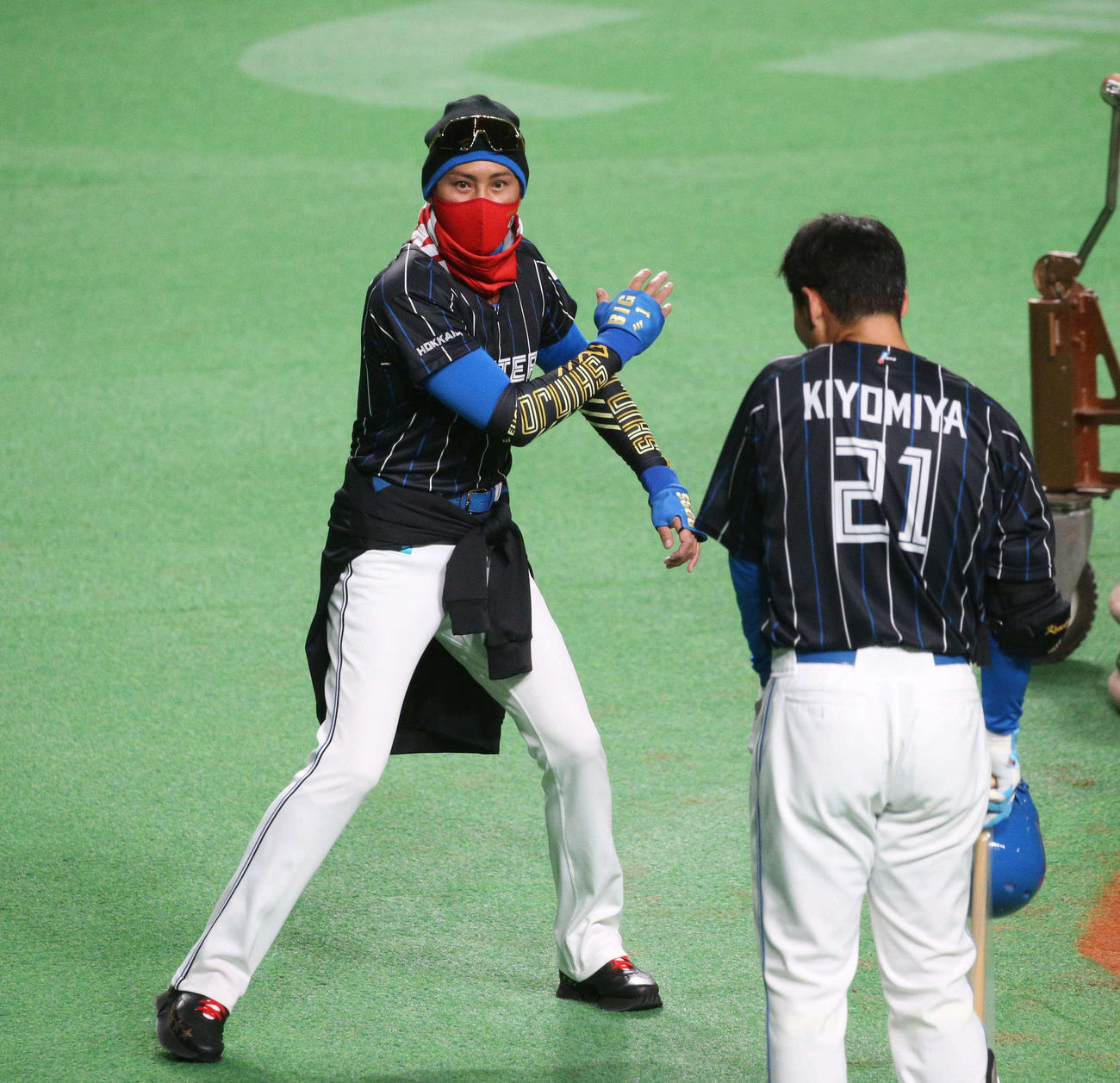 清宮（右）に打撃指導をする日本ハム新庄監督（撮影・黒川智章）