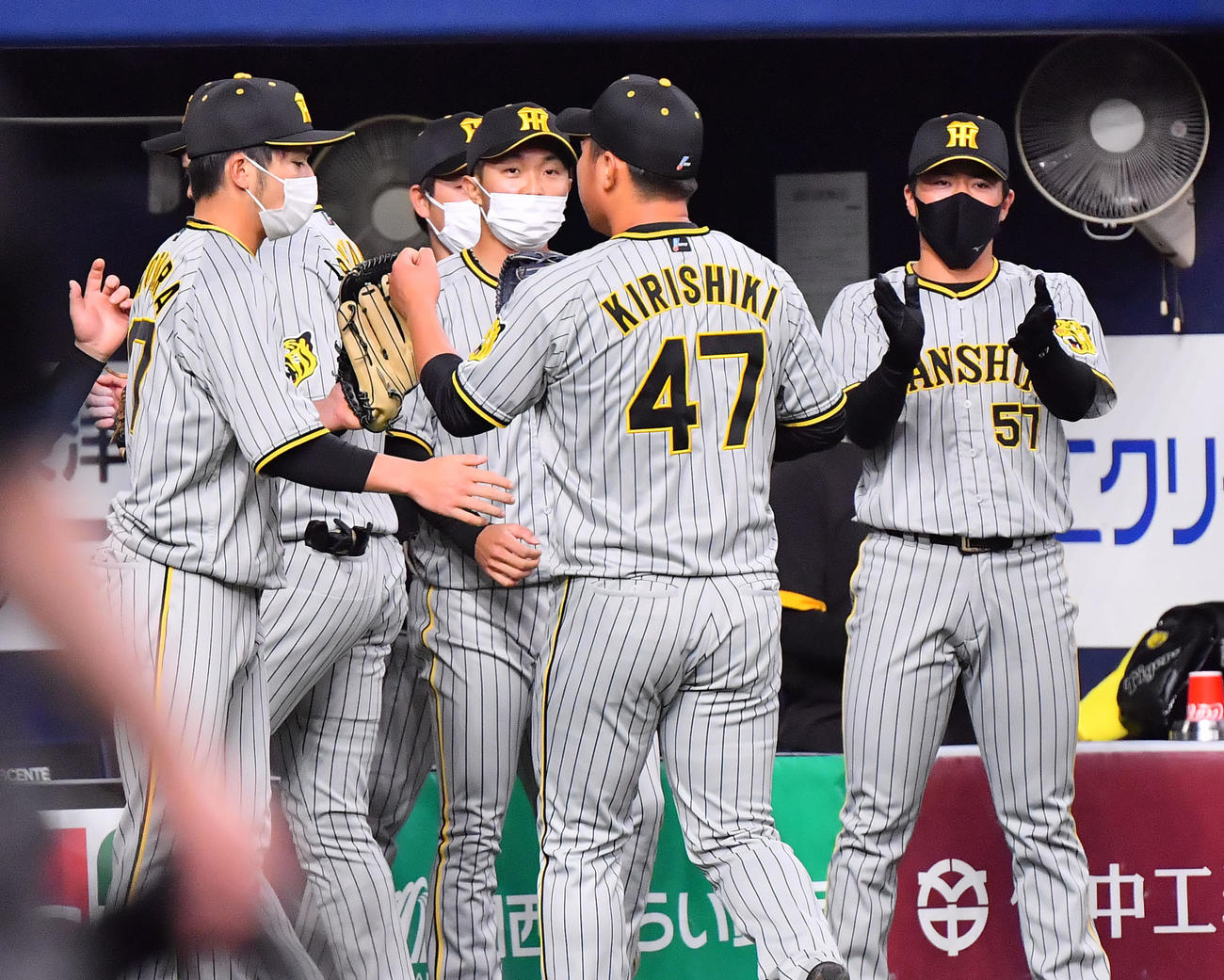 オリックス対阪神　初回をを無失点に抑えベンチに引き揚げる阪神先発の桐敷（撮影・和賀正仁）