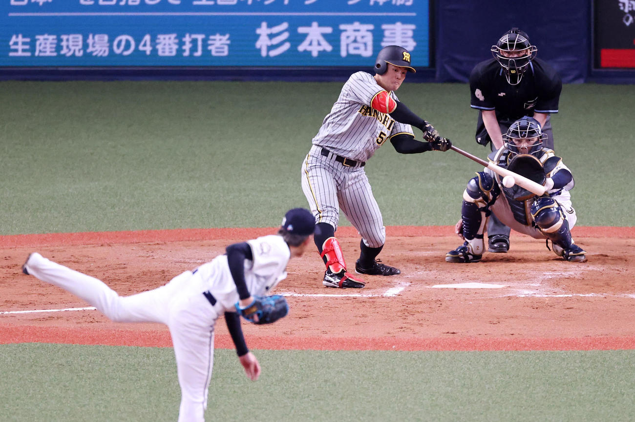 オリックス対阪神　8回表阪神無死、代打前川は二ゴロを打つ。投手は能見（撮影・加藤哉）