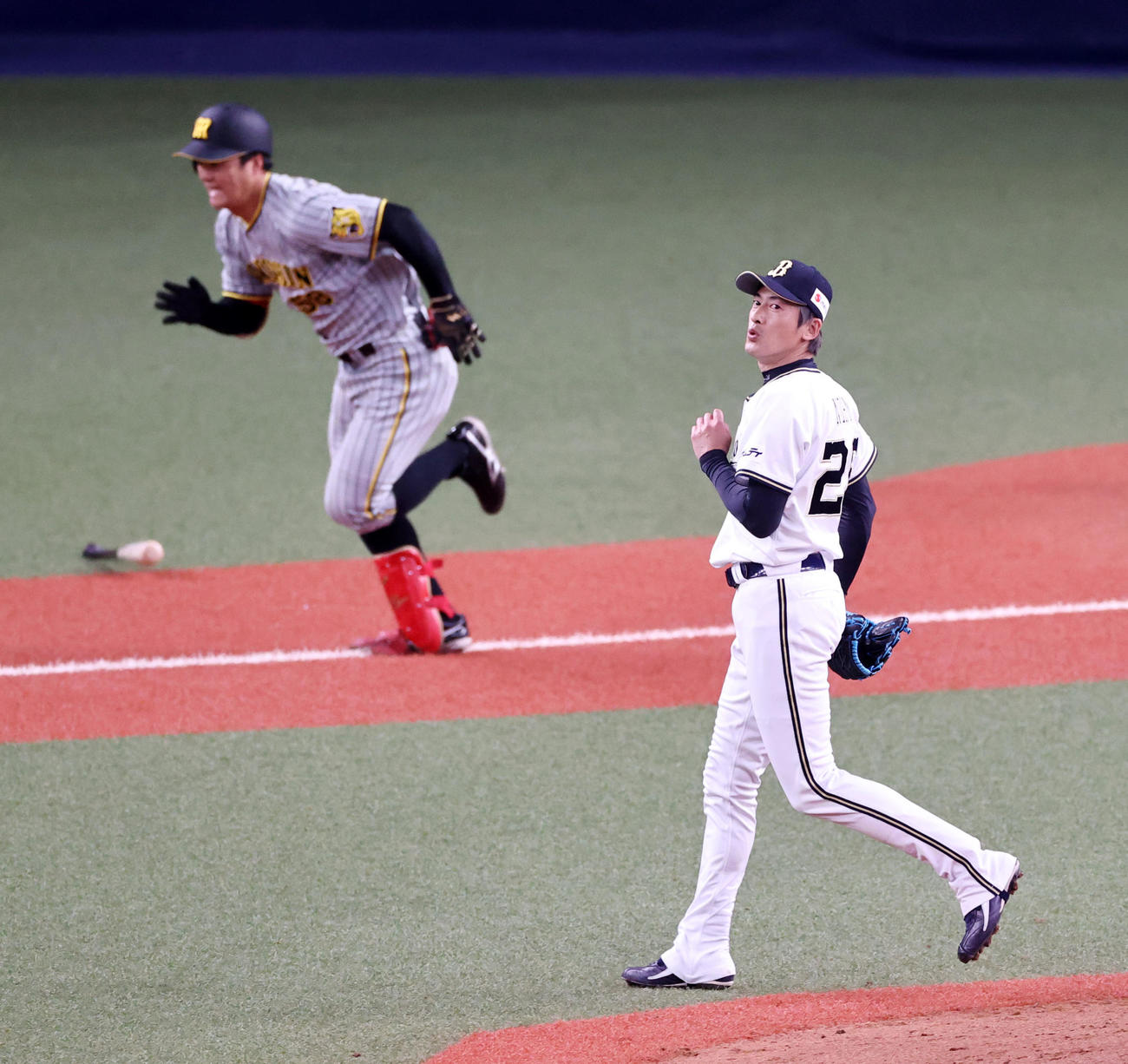 オリックス対阪神　8回表阪神無死、能見は代打前川を二ゴロに仕留める（撮影・加藤哉）