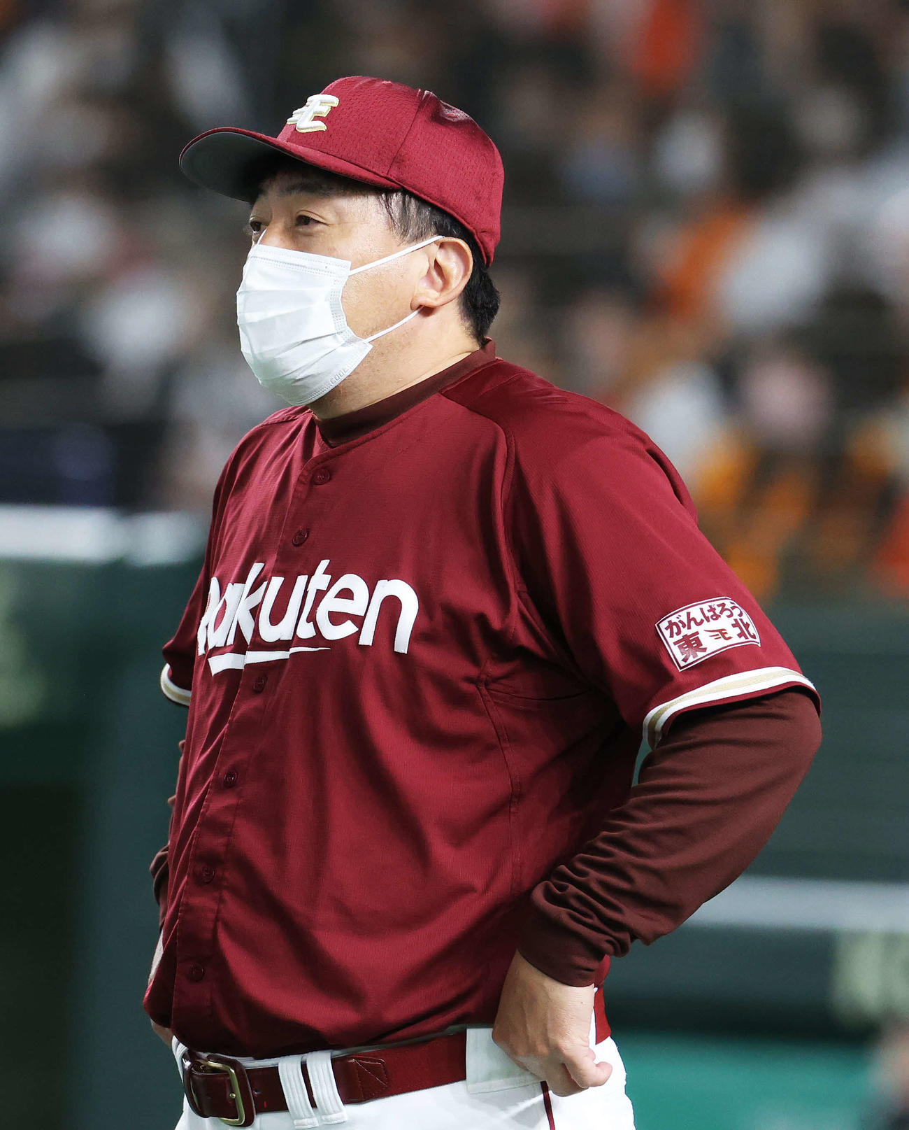 巨人対楽天　7回表を終え、選手交代を告げる石井監督（撮影・河田真司）