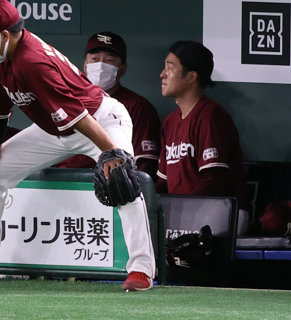 巨人対楽天　7回裏巨人1死、降板となった滝中（右）は石井監督と話す（撮影・浅見桂子）