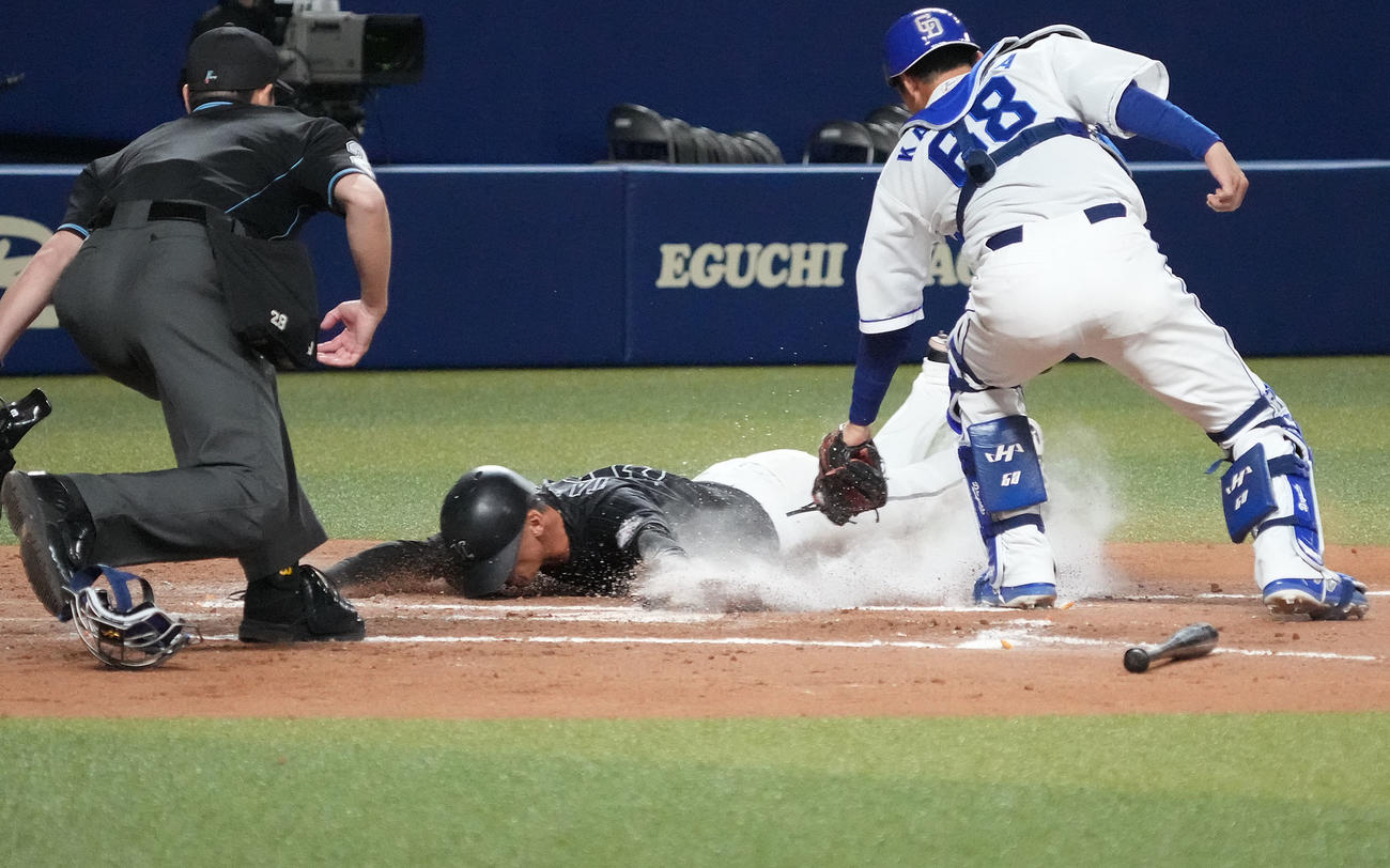 オープン戦中日対ロッテ　7回表ロッテ2死二塁、マーティンの二塁内野安打の間に生還する高部（撮影・森本幸一）
