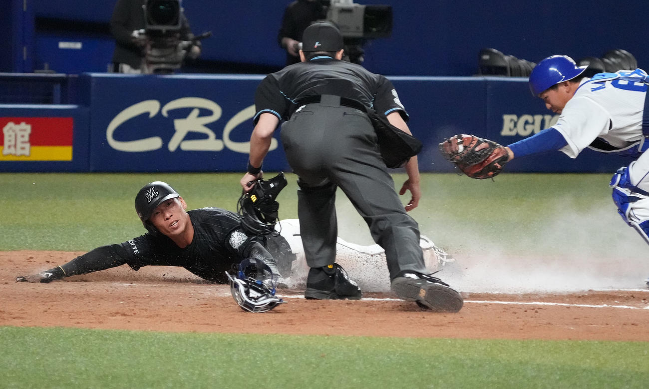 オープン戦中日対ロッテ　7回表ロッテ2死二塁、マーティンの二塁内野安打の間に生還する高部（撮影・森本幸一）