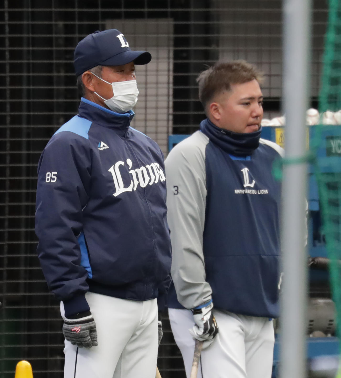 西武対ヤクルト　試合前練習を並んで見つめる西武辻監督（左）と山川（撮影・河野匠）