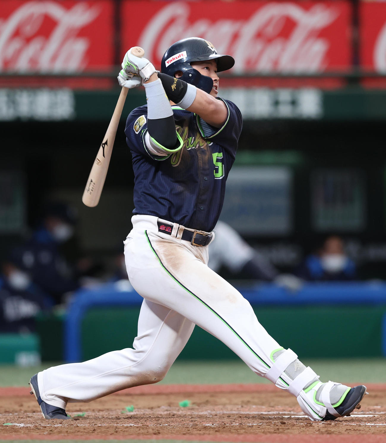 西武対ヤクルト　9回表ヤクルト1死、右越えソロ本塁打を放つ村上（撮影・河野匠）
