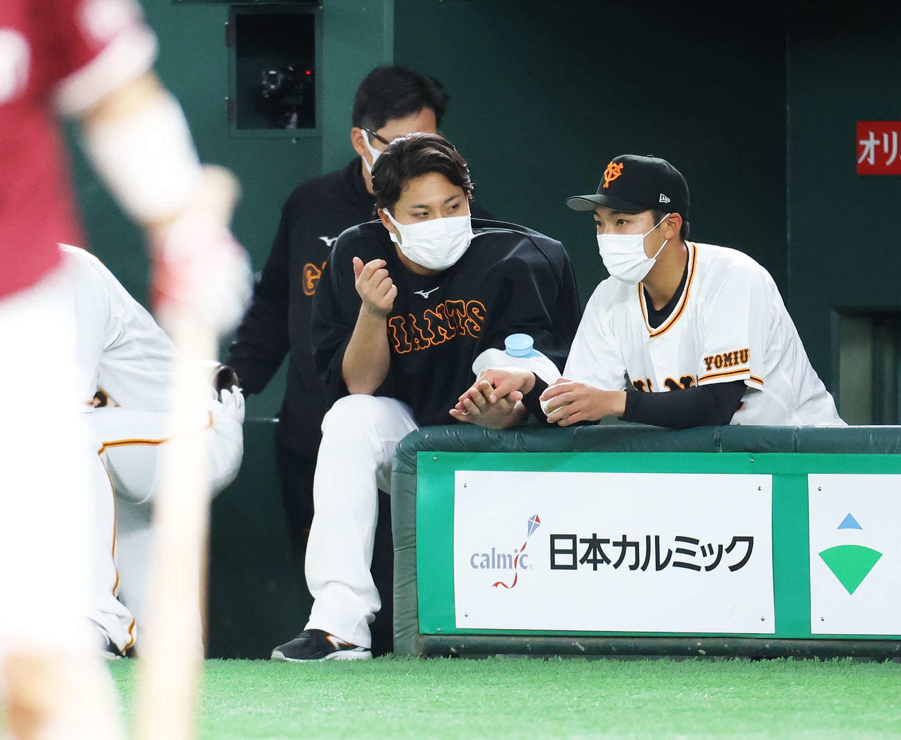 巨人対楽天　9回表、ベンチで会話する今村（左）と赤星（撮影・河田真司）