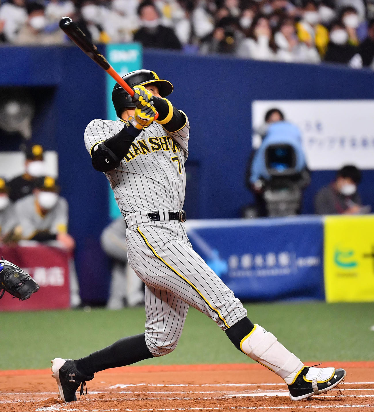 オリックス対阪神　2回表阪神無死一塁、三飛を打つ糸井（撮影・和賀正仁）