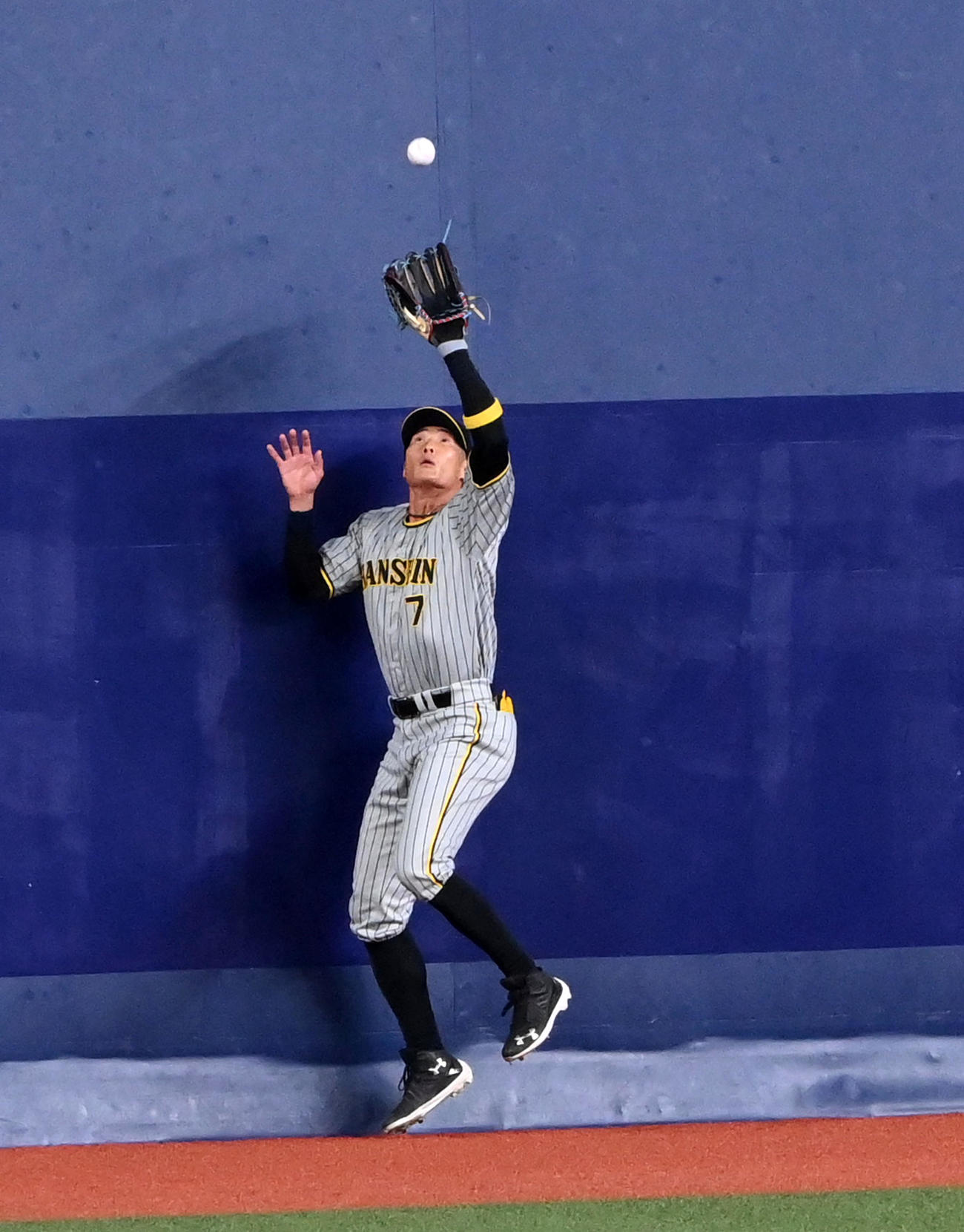 オリックス対阪神　1回裏オリックス1死、ラベロの左飛を捕球する阪神糸井（撮影・前岡正明）