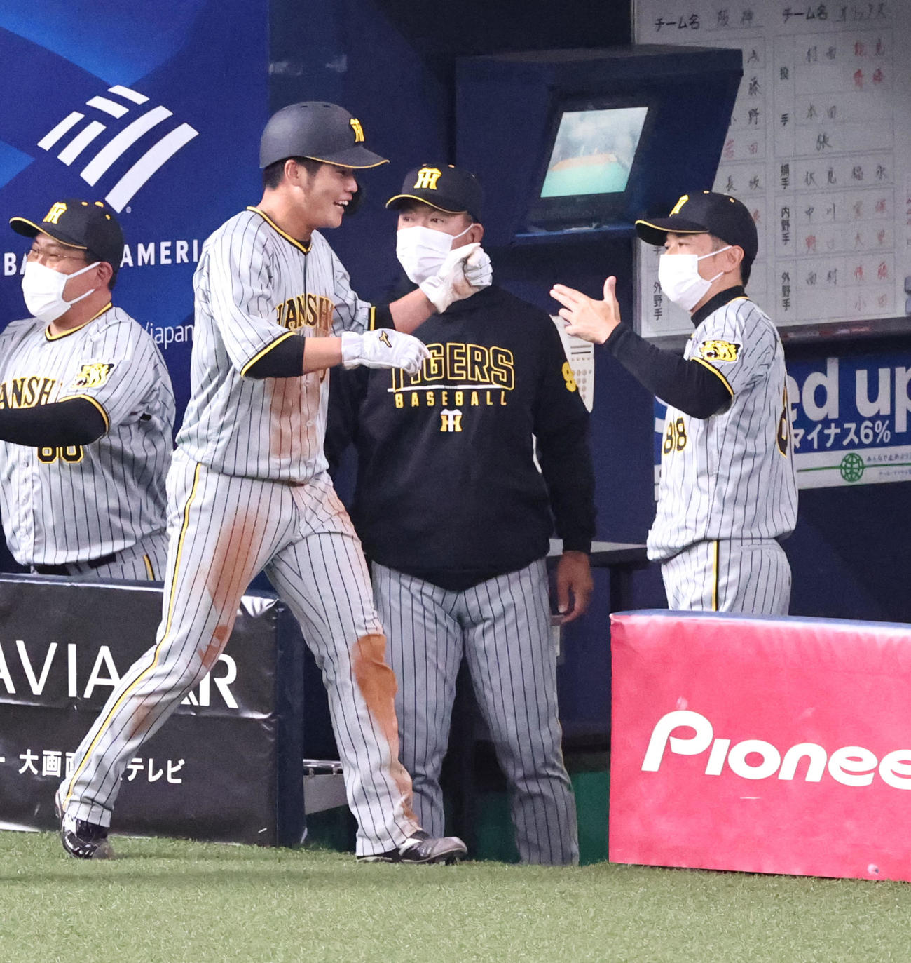オリックス対阪神　7回表阪神1死三塁、三塁大山の右犠飛で生還した小野寺とエアタッチする矢野監督（右）（撮影・加藤哉）