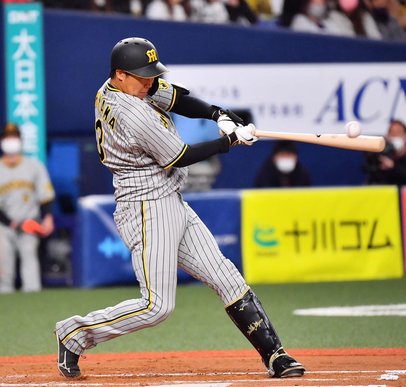 オリックス対阪神　7回表阪神1死三塁、右犠飛を放つ大山（撮影・和賀正仁）