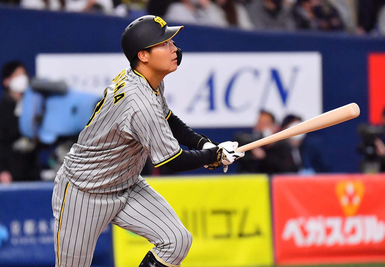 オリックス対阪神　7回表阪神1死三塁、右犠飛を放つ大山（撮影・和賀正仁）