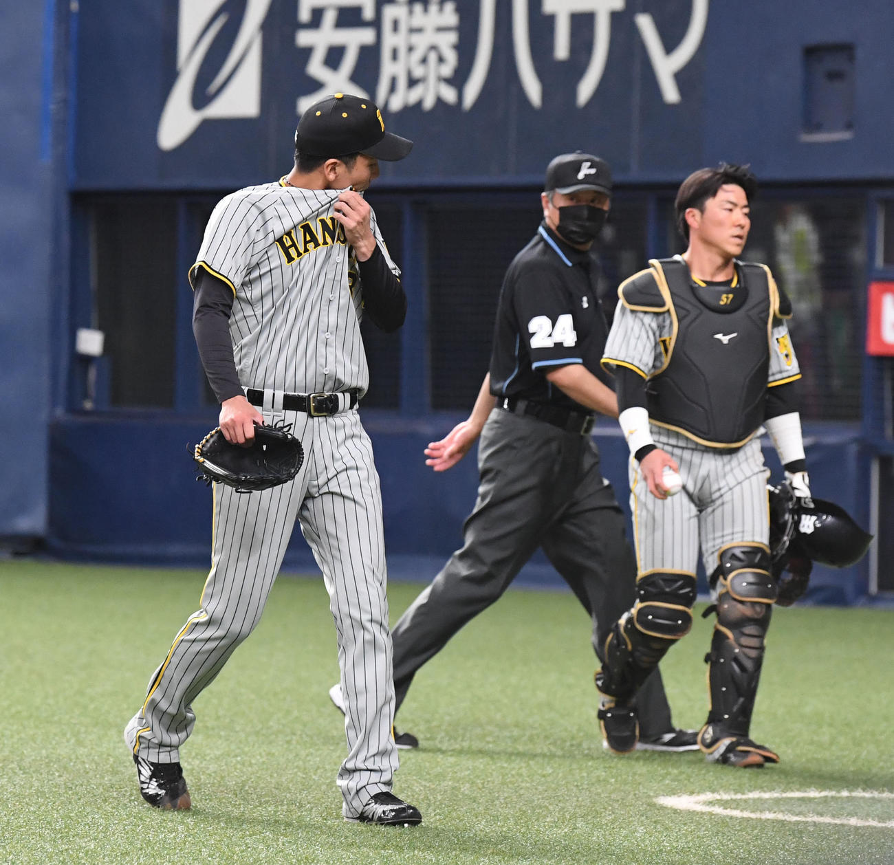 オリックス対阪神　9回裏オリックス2死満塁、サヨナラ暴投にで敗戦投手となり引き揚げる阪神小野（左）と長坂（撮影・前岡正明）