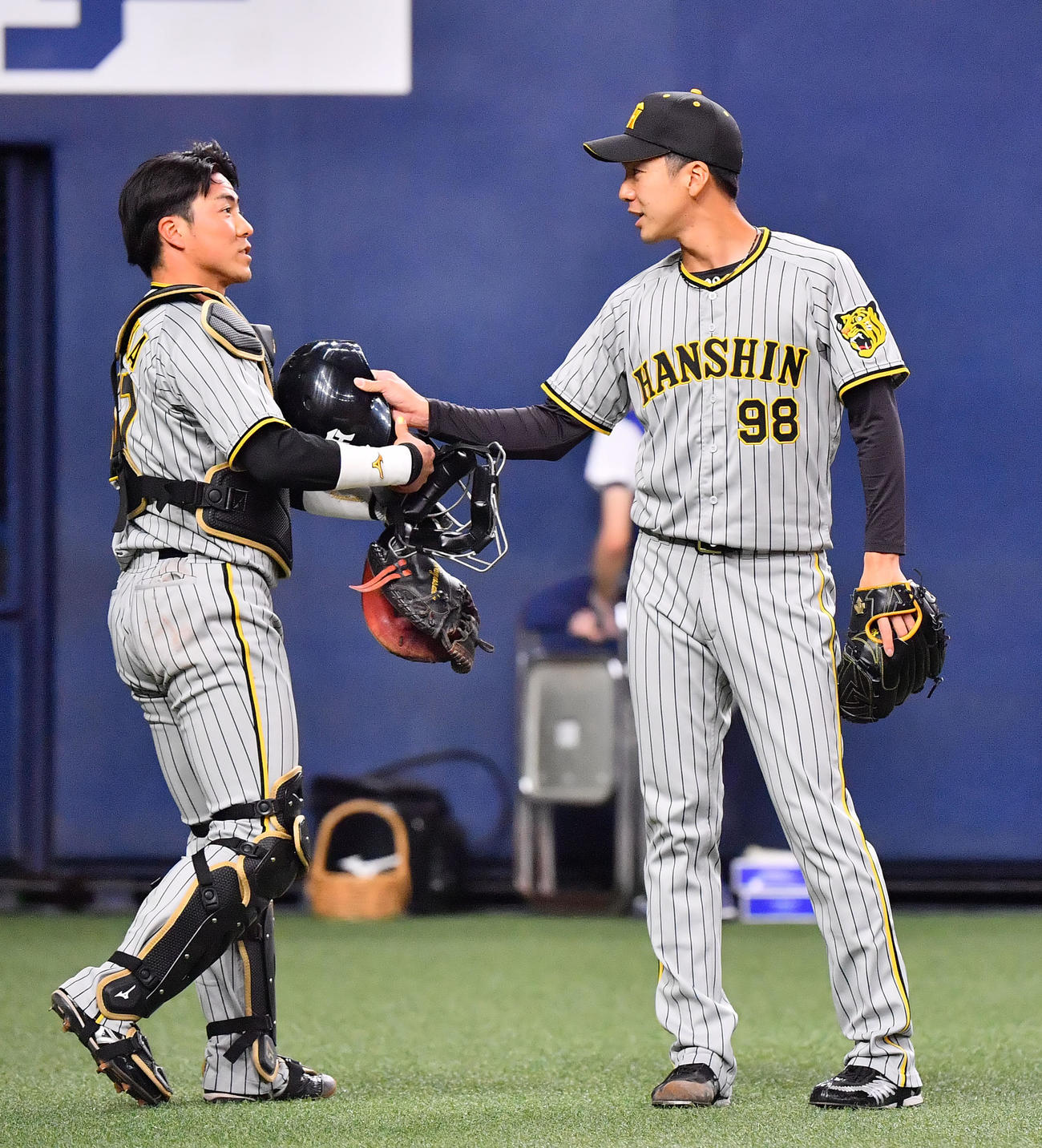オリックス対阪神　9回裏オリックス2死満塁、サヨナラ暴投となり長坂（左）にヘルメットを手渡す小野（撮影・和賀正仁）