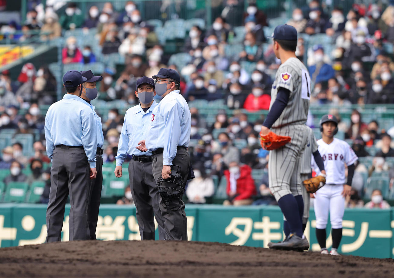 敦賀気比対広陵　4回裏、問題の場面で話し合う審判団（撮影・垰建太）