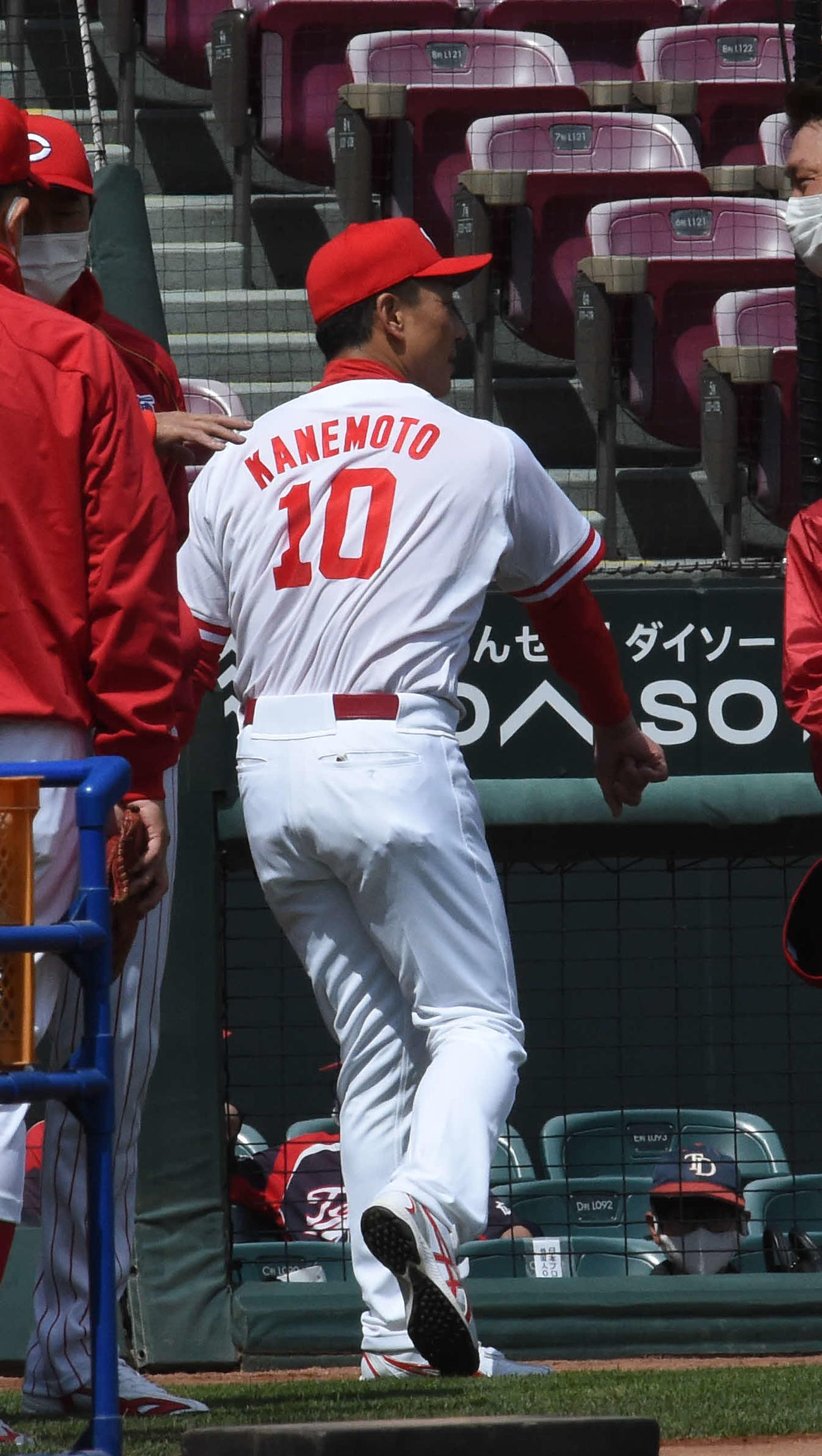 マツダスタジアムでレジェンドゲームの準備をする元広島金本知憲氏＝2022年3月21日、撮影・前山慎治