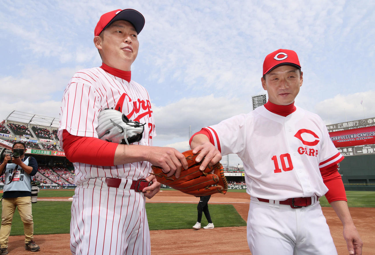 カープレジェンドゲーム　新井貴浩氏（左）と金本知憲氏（撮影・加藤孝規）