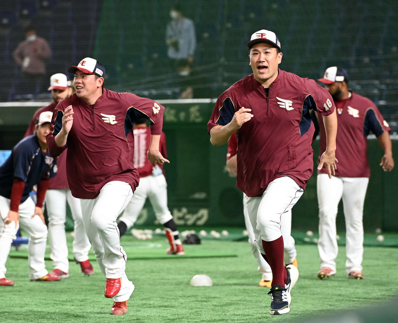 ウオームアップする楽天田中将（撮影・たえ見朱実）